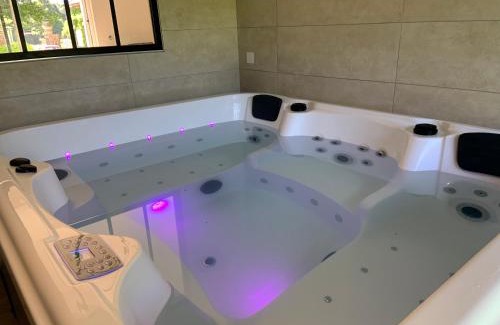 Boeurs-en-Othe House | La Parenthèse du Champion Gite 4 étoiles, 5 chambres, piscine, spa, sauna