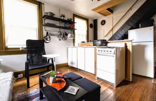 Kensington Apartment | La Pequeña 1BR apartment in trendy Fishtown with AC, W/D, PrivateDeck, fast WiFi