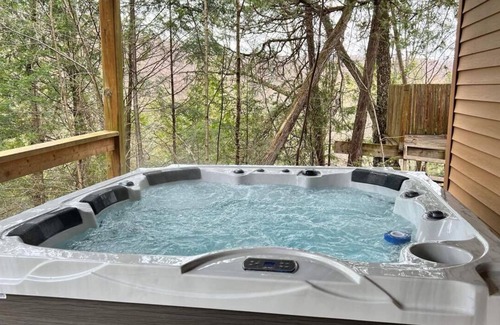 Wentworth-Nord Ski Chalet | La perle rosée boréale: rustic cottage on the water