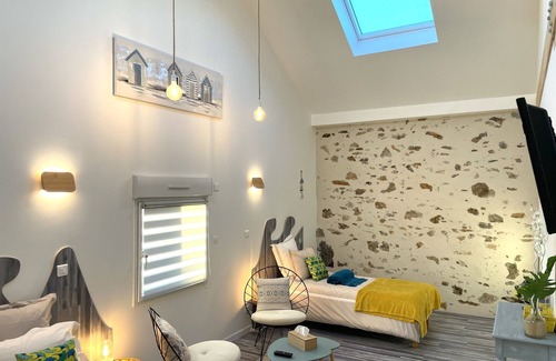 Saint-Andre-de-la-Marche Hotel | La Petite Felixiere