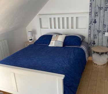 Camors House | La petite maison bleue
