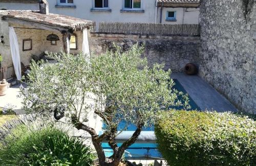 Laroque-Timbaut Bed & Breakfast | La Petite Maison