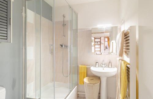 Dammarie Les Lys Apartment | La Petite Reine Blanche