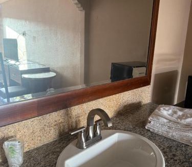 College East Hotel | La PETITE ROUGE MOTEL