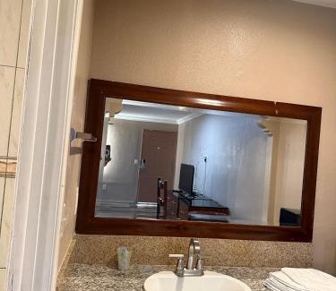 College East Hotel | La PETITE ROUGE MOTEL
