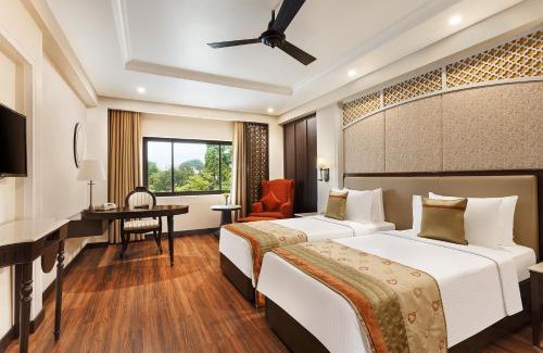 Hazratganj Hotel | La Place Sarovar Portico