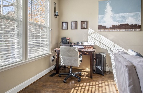 La Plata House | La Plata Maryland Manor - Pet Friendly Townhouse by Hospital & Food - Sleeps 6