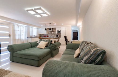 Prospect Apartment | La Porta Della Casa - Sunset Platinum West Coast