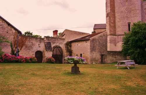 Luze Cottage | La Porterie Gite de charme * Abbaye de Bois-Aubry,Yul Brynner's grave, 3HA