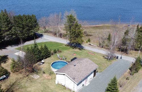 Asbestos Ski Chalet | La Quiétude des Trois-Lacs | Spa and Heated Pool in front of the Lake