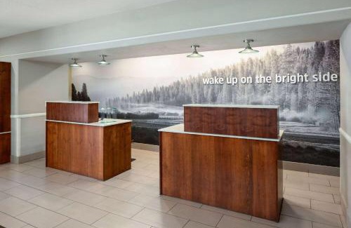 Greenacres Hotel | La Quinta by Wyndham Bakersfield North