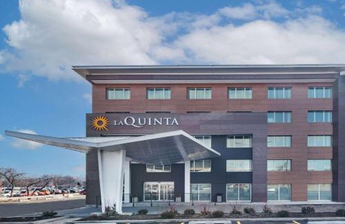 Rosemont Hotel | La Quinta by Wyndham Chicago O'Hare Airport