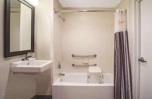 Clifton Hotel | La Quinta by Wyndham Clifton/Rutherford