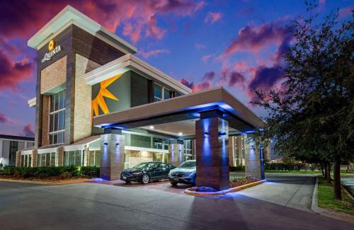 Northwest Dallas Hotel | La Quinta by Wyndham Dallas I-35 Walnut Hill Ln
