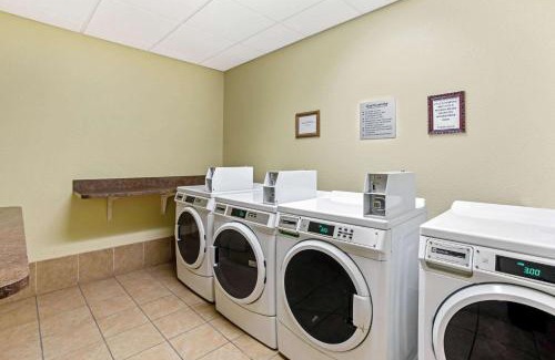 Montbello Hotel | La Quinta by Wyndham Denver Gateway Park