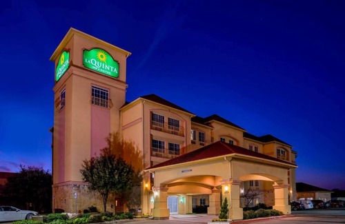 Bedford Hotel | La Quinta by Wyndham DFW Airport West - Bedford