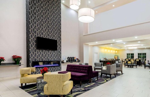 Bedford Hotel | La Quinta by Wyndham DFW Airport West - Bedford