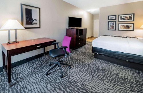 Bedford Hotel | La Quinta by Wyndham DFW Airport West - Bedford