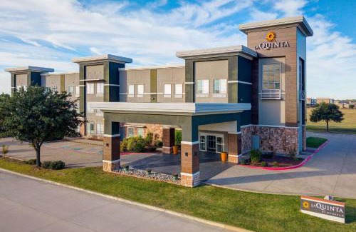 Forest Hill Hotel | La Quinta by Wyndham Ft. Worth - Forest Hill, TX