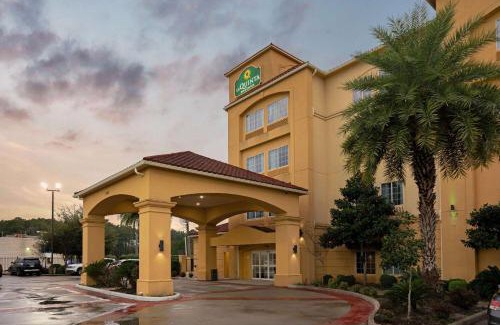 Humble Hotel | La Quinta by Wyndham Houston IAH Bush Intl Airport E