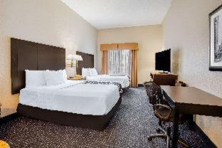 Mount Laurel Hotel | La Quinta by Wyndham Mt. Laurel - Philadelphia