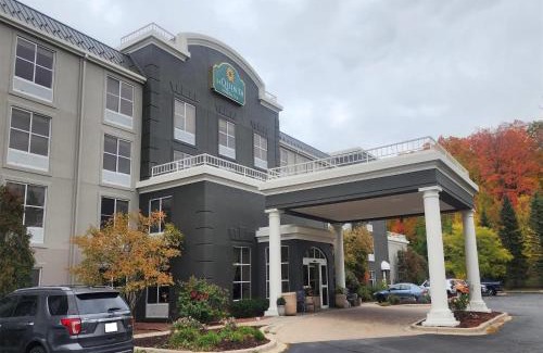 New Berlin Hotel | La Quinta by Wyndham Milwaukee SW New Berlin