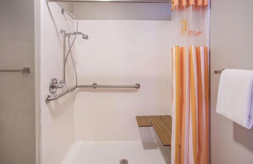 O'Fallon Hotel | La Quinta by Wyndham O'Fallon, IL - St. Louis