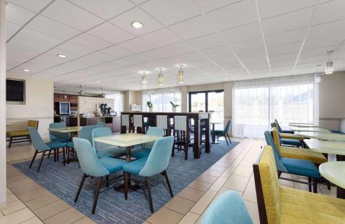 Bonita Shores Hotel | La Quinta by Wyndham Bonita Springs Naples North