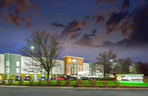 New Cumberland Hotel | La Quinta by Wyndham New Cumberland - Harrisburg