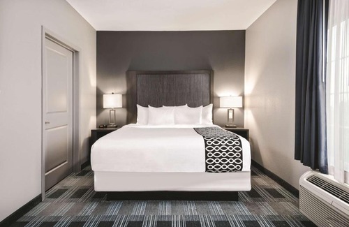 Victoria Hotel | La Quinta by Wyndham Victoria - South