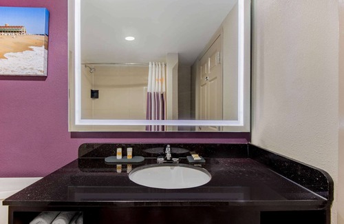West Long Branch Hotel | La Quinta Inn by Wyndham West Long Branch/NJ Shore Area