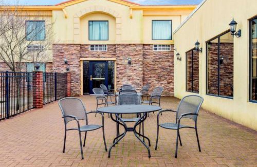 West Long Branch Hotel | La Quinta Inn by Wyndham West Long Branch NJ Shore Area