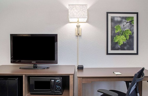 West Palm Beach Hotel | La Quinta Inn by Wyndham West Palm Beach - Florida Turnpike