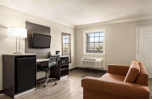 Southside Hotel | La Quinta Inn by Wyndham San Antonio Lackland
