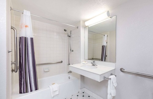 El Paso Hotel | La Quinta Inn by Wyndham El Paso West