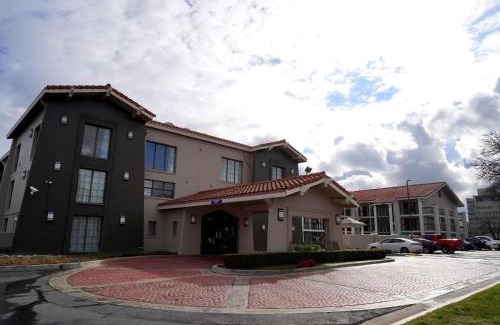 Downtown Hotel | La Quinta Inn by Wyndham Fresno Yosemite