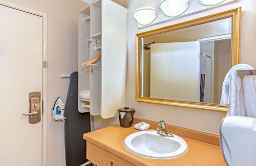 Oak Creek Hotel | La Quinta Inn by Wyndham Milwaukee Airport/Oak Creek