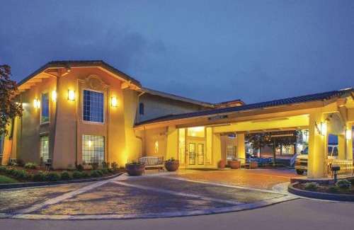 Quad Cities Hotel | La Quinta Inn by Wyndham Moline Airport