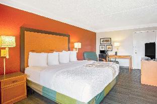 Victoria Hotel | La Quinta Inn by Wyndham Victoria