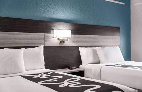 Victoria Hotel | La Quinta Inn by Wyndham Victoria