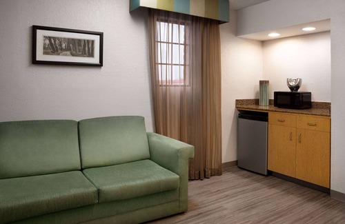 Victoria Hotel | La Quinta Inn by Wyndham Victoria