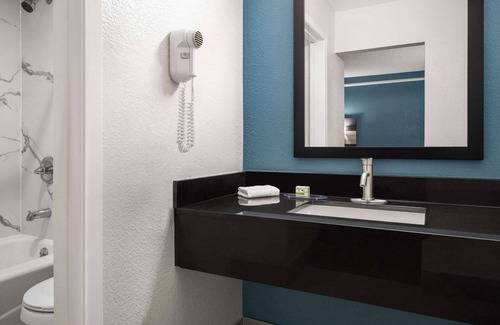Victoria Hotel | La Quinta Inn by Wyndham Victoria