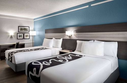 Victoria Hotel | La Quinta Inn by Wyndham Victoria