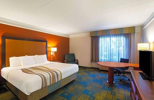 Charlotte Hotel | La Quinta Inn & Suites by Wyndham Charlotte Airport South