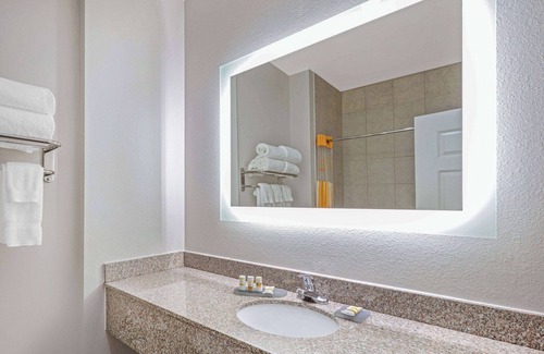 Sulphur Springs Hotel | La Quinta Inn & Suites by Wyndham Sulphur Springs