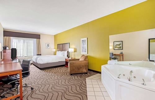 Northwest Corpus Christi Hotel | La Quinta Inn & Suites by Wyndham Corpus Christi Northwest