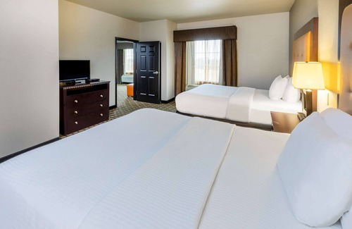Mount Pleasant Hotel | La Quinta Inn & Suites by Wyndham Mt. Pleasant