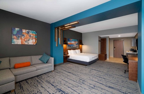 Buechel Hotel | La Quinta Inn & Suites by Wyndham Louisville NE/Old Henry Rd
