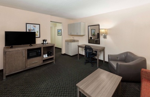 Medical Center District Hotel | La Quinta Inn & Suites by Wyndham San Antonio Medical Ctr NW