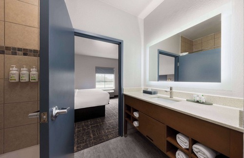 Forest Hill Hotel | La Quinta Inn & Suites by Wyndham Ft. Worth - Forest Hill TX